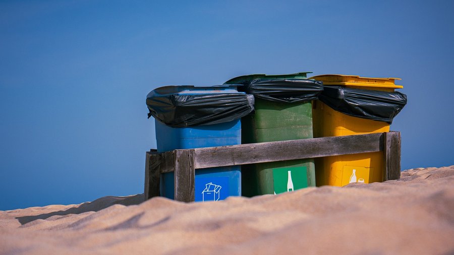 Drei Mülltonnen am Strand © Cole May über Pixabay
