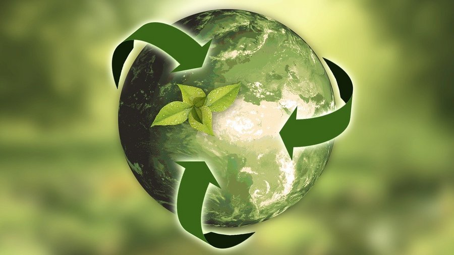 grüne Weltkugel mit Recyclingpfeilen © Annette über Pixabay